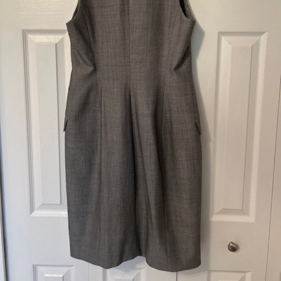 Grey wool dress with collar and buttons in size 6 - Picture 4 of 6
